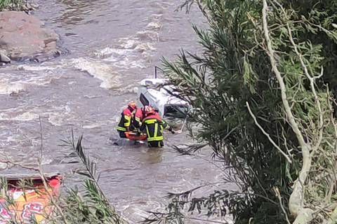 Con equipos especiales bomberos de Quito rescataron a dos mujeres tras caída de  vehículo a río