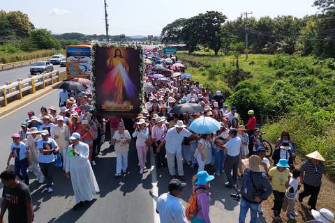 ‘Escuchamos que hay balaceras en todos lados, esa incertidumbre nos hace daño, y pedimos al Señor que ayude al Ecuador’, el anhelo de devotos durante procesión de la Divina Misericordia