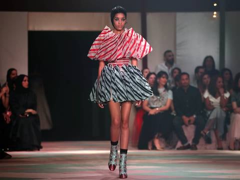 Dior presenta una colección de 15 piezas en su primer desfile en Dubái