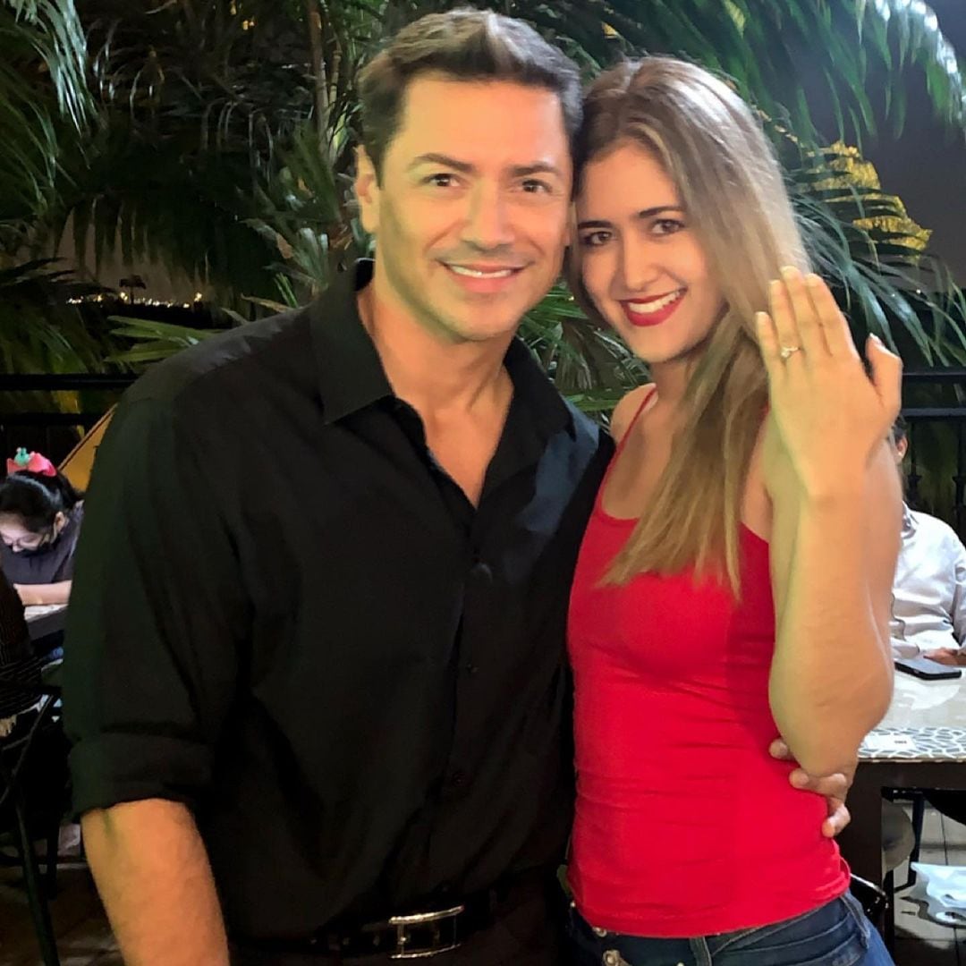 El cantautor mexicano Gustavo Lara se compromete con su novia ecuatoriana