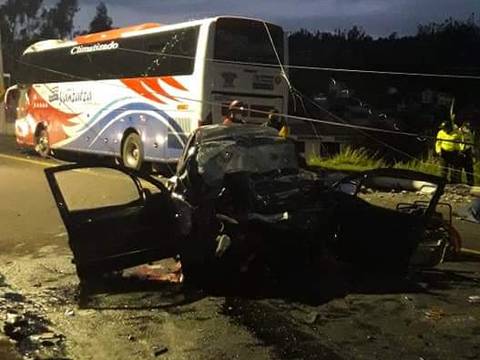 Cuatro fallecidos en choque entre auto y bus en Pelileo