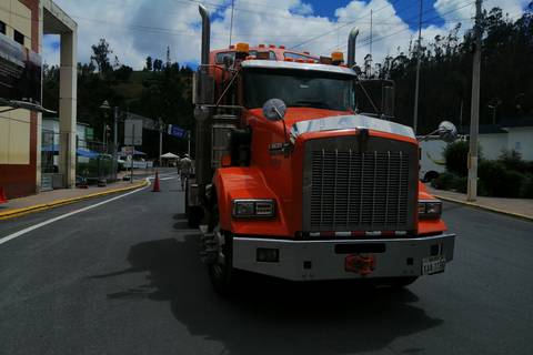 Camioneros exigen garantías para circular por la vía Santo Domingo-Guayaquil y advierten con paralizar actividades 