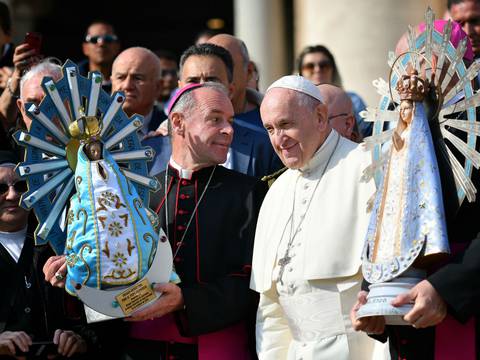 Papa Francisco bendijo intercambio de estatuas de la Virgen de Luján entre Reino Unido y Argentina