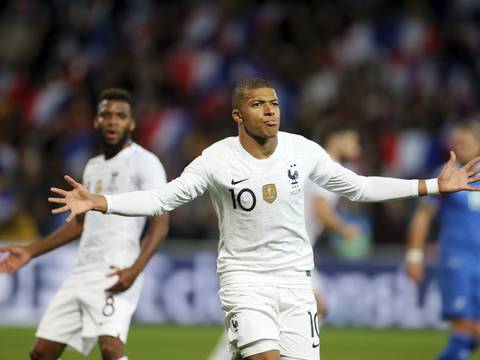 Mbappé evitó el papelón de Francia frente a Islandia (2-2)
