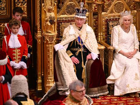 Camila brilla como reina con una corona histórica en la apertura del Parlamento presidida por el rey Carlos