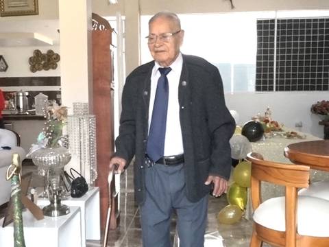 Un hombre de 102 años le ganó la batalla al  coronavirus y ahora está feliz con su familia