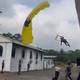 Paracaidista herido tras aterrizaje inusual durante ceremonia en Guayaquil