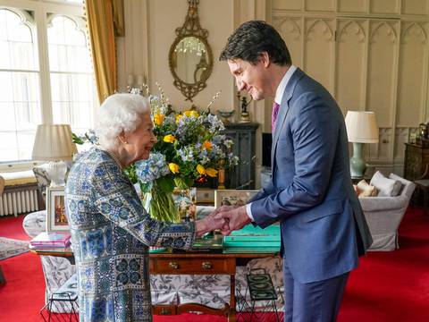 Isabel II recibe a Justin Trudeau y muestra un ramo de flores con los colores de Ucrania