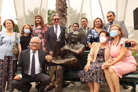 La voz de Carlos Armando Romero Rodas llenó de nostalgia la Plaza Guayarte en la develación de la escultura del recordado radiodifusor