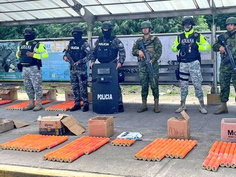 Decomisan 10 cajas con explosivos que se transportaban en bus interprovincial, en Mejía