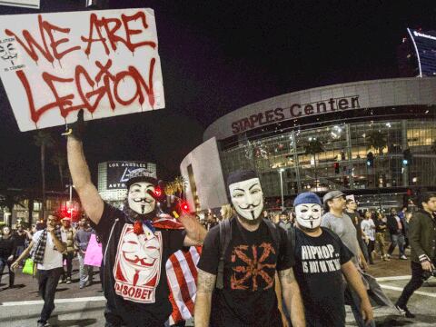 Cientos de manifestantes vuelven a desafiar a la Policía en Estados Unidos