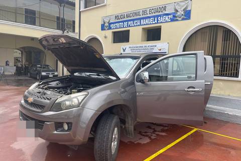 Dos personas fueron detenidas a bordo de una camioneta robada y con $ 3.000 falsos, en el centro de Quito