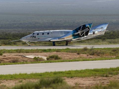 El multimillonario Richard Branson llega al espacio en la aeronave de Virgin Galactic