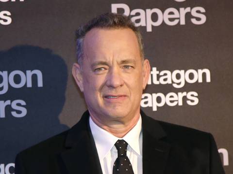 Tom Hanks sorprende a mujer cantándole 'Happy Birthday'