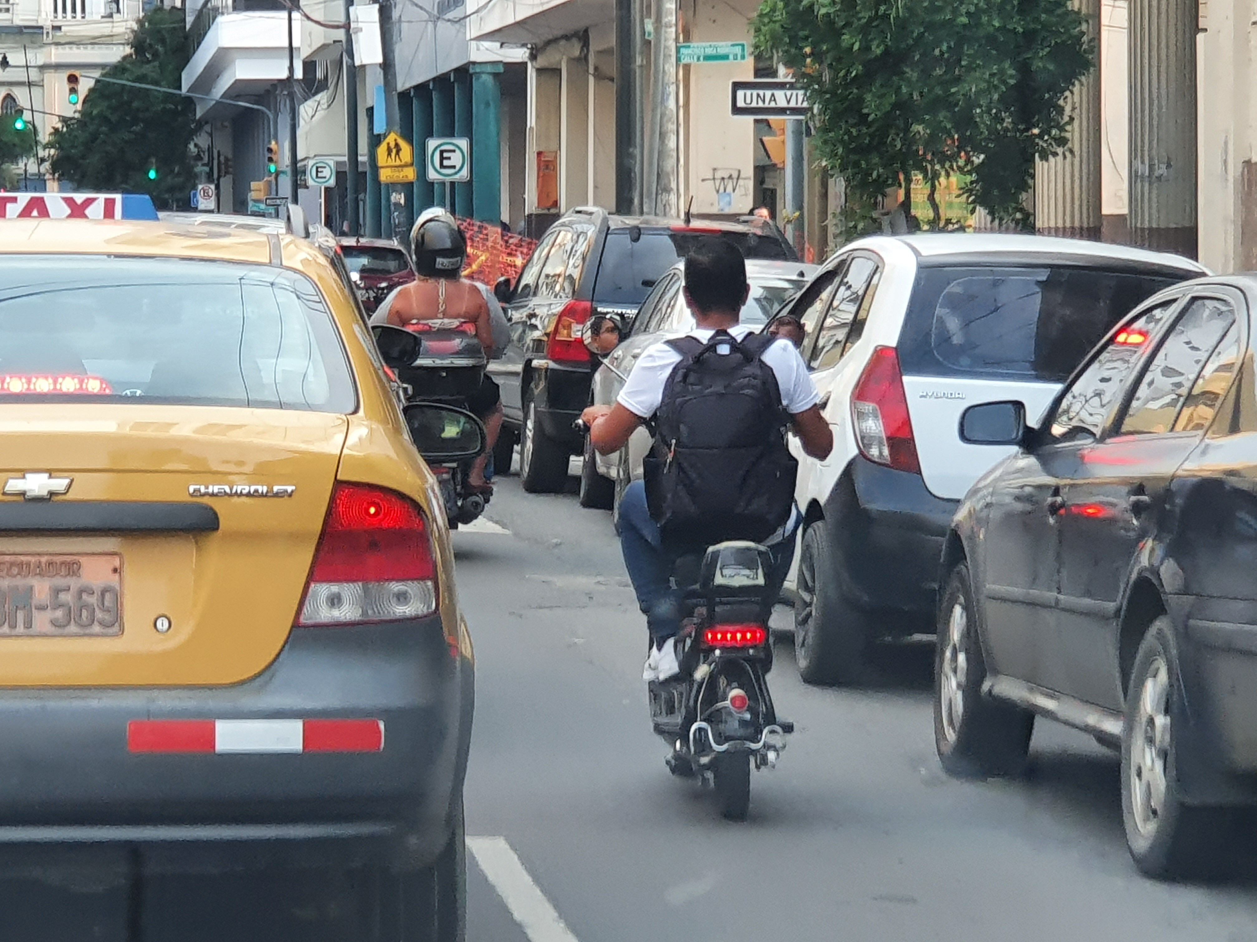 Los scooters, que se venden libremente, proliferan en las calles de Guayaquil, sin control de cascos ni placas 