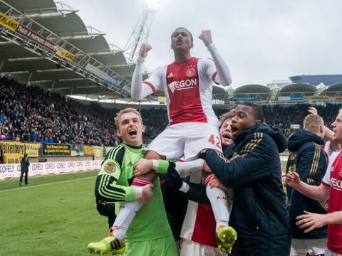 Ajax desplaza al segundo lugar al Vitesse de Renato Ibarra