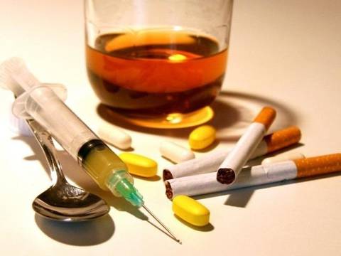 Personas adictas a las drogas consumen más alcohol y fármacos durante el confinamiento
