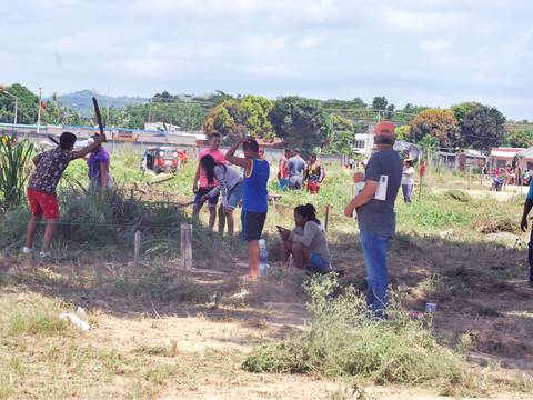Desalojan a 400 familias de predio invadido en mayo pasado en Atacames