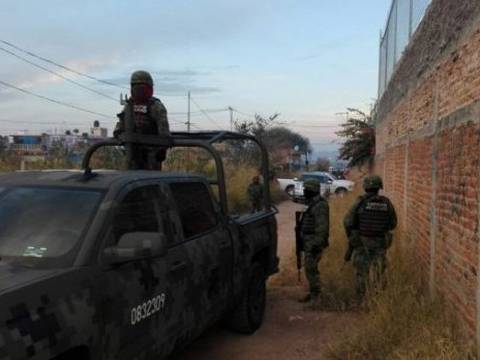 México: Detienen a 10 hombres que llevaban cadáveres en camioneta