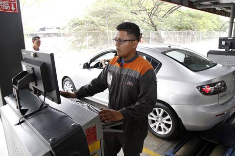 Dueños de carros exentos de revisión técnica podrán solicitar ‘sticker’ de matriculación a domicilio, en Guayaquil 