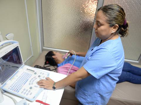 Correcto diagnóstico es fundamental para que pacientes le ganen la batalla al cáncer de mama en Ecuador