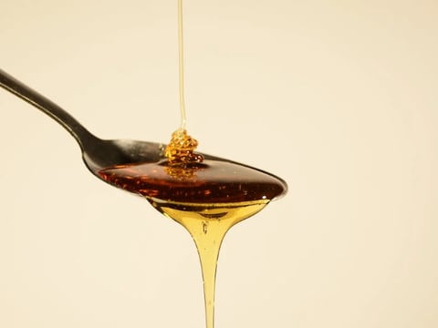 El notable efecto de la miel como estimulante hormonal que ayuda a relajarte y dormir mejor