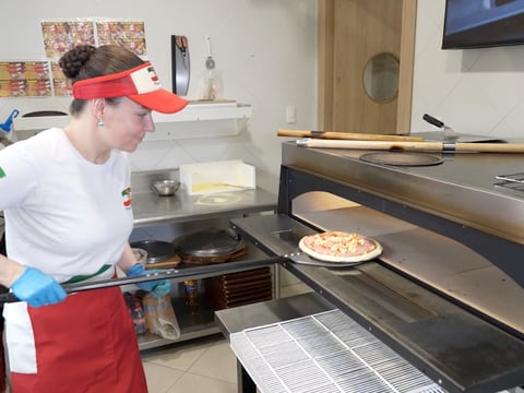 Joven ucraniana que llegó a Ecuador sin saber hablar  español sueña con traer a toda su familia: esta es la historia de Maryna Kolesnyk, la pizzera de La Rotonda