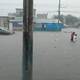 Con el agua hasta las rodillas: lluvia provocó inundación en Socio Vivienda 1, noroeste de Guayaquil