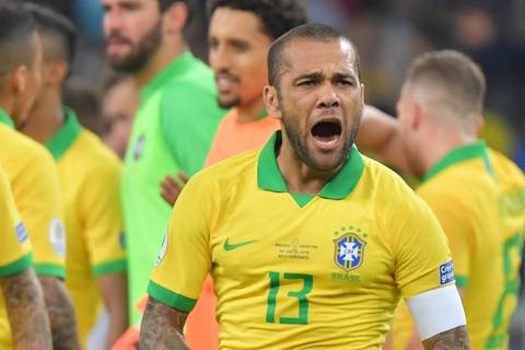 Papá de Neymar apoya a Dani Alves con una fuerte suma de dinero para el juicio por agresión sexual