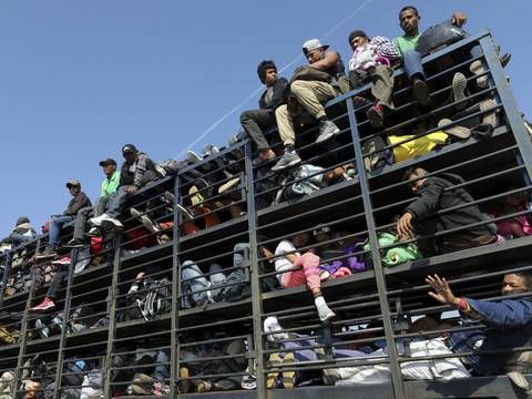 Migrantes utilizan cualquier medio de transporte para avanzar hacia Estados Unidos
