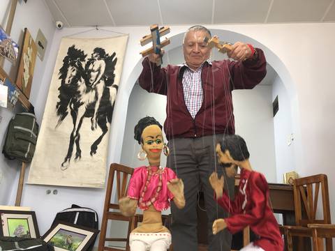 Con la habilidad de las manos, Francisco Cisneros ha dado ‘vida’ a 110 títeres en Cuenca; con nostalgia ve que no tiene a quién entregar la posta de su arte 