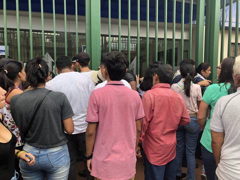 Unas 50 personas se quedan sin sufragar en recinto del sur de Guayaquil
