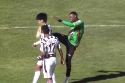 Criminal patada en Bolivia: portero de Unión Huayllamarca noqueó al delantero de Oruro Royal en la Copa Simón Bolívar
