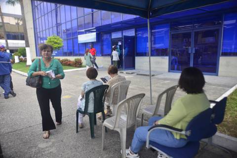 ‘La planilla me llegó elevadísima, $ 50 de más’: usuarios de CNEL acuden a agencias en Guayaquil para solicitar revisión de medidores