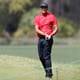 Golfistas homenajean a Tiger Woods vestidos de rojo y negro en torneo del PGA Tour