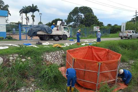 Empresa Pública del Agua aplica protocolos de seguridad tras derrame de combustible en el canal Chongón-Cerecita-Playas