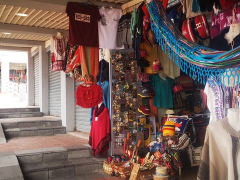 La actividad comercial ‘sobrevive’ en el mercado artesanal del sur del Malecón Simón Bolívar; concesionarios dan ‘manotones de ahogados’ tras la pandemia del COVID-19  