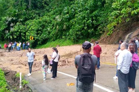 Cerrado paso vehicular entre Santo Domingo de los Tsáchilas y Manabí por deslaves en La Crespa