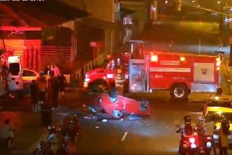 Vehículo se volcó en Tungurahua y Luis Urdaneta, en el centro de Guayaquil