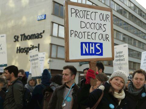 Miles de médicos británicos hacen huelga en disputa salarial