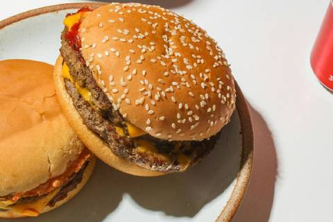Este hombre ha comido más de 34 mil Big Macs en 52 años: ingiere dos hamburguesas al día en almuerzo y cena 