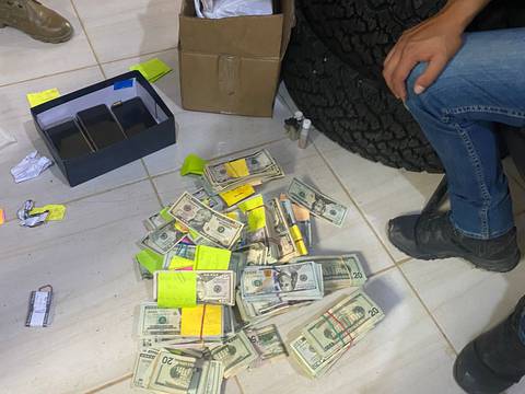 Siete personas son procesadas en Azuay tras encontrar fajos de billetes y armas de fuego
