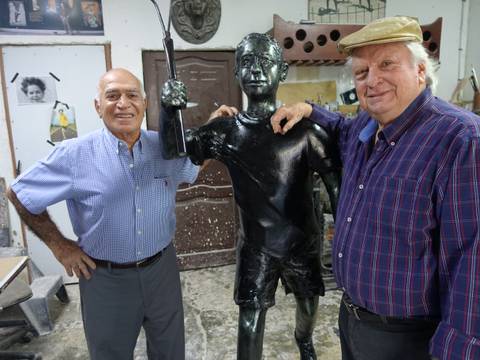 La estatua al niño deportista ecuatoriano formará parte del malecón del Salado