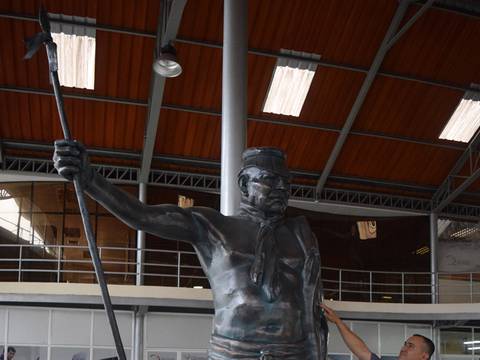 El último gobernador vitalicio tsáchila tiene nueva escultura