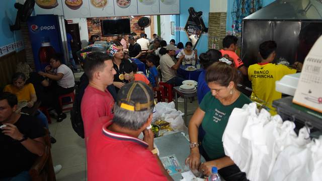 Sin cortes de luz, negocios de comida del centro de Guayaquil abrieron este domingo con la esperanza de recuperar algo de lo perdido por los racionamientos