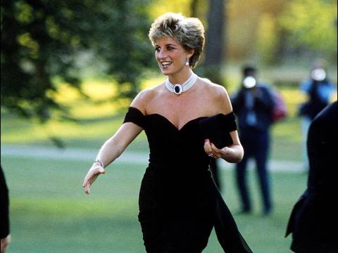 Hace 26 años compró cinco vestidos de la princesa Diana con 150 mil dolares que había ahorrado para una casa y ahora su viudo vendió tres por casi 10 veces su precio