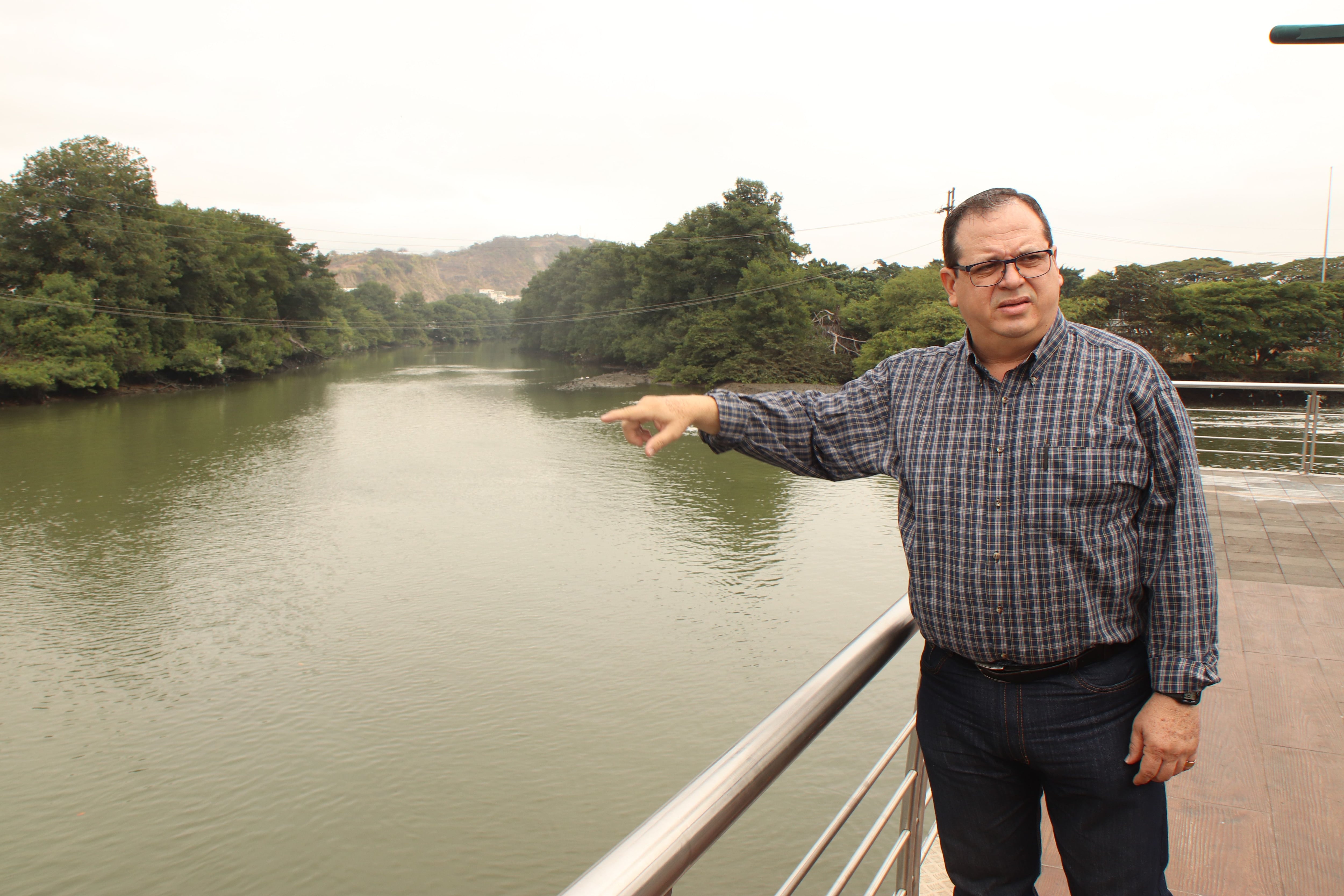 Wilson Quinde, el biólogo que sueña con el rescate del estero Salado a través de bacterias