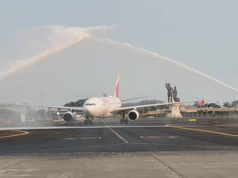 Con un arco de agua fue recibida la compañía Iberia