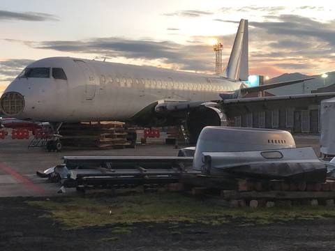 Una empresa compró avión accidentado de Tame y ya se desmonta en aeropuerto de Cuenca. Conozca a dónde irán piezas y estructura