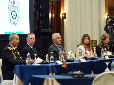 El crimen organizado busca desestabilizar gobiernos, dice comandante de Estados Unidos en  conferencia de defensa en Quito